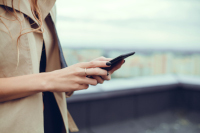 freepik.com @sergeycauselove frau-mit-smartphone